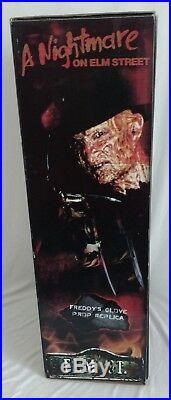 (JSA) Authenticated Nightmare Elm Street FREDDY KRUEGER Glove Signed